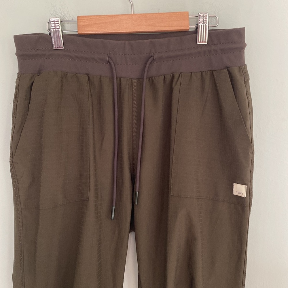 Vuori Women’s Olive Green Joggers Size Medium with Pockets - Picture 2 of 9